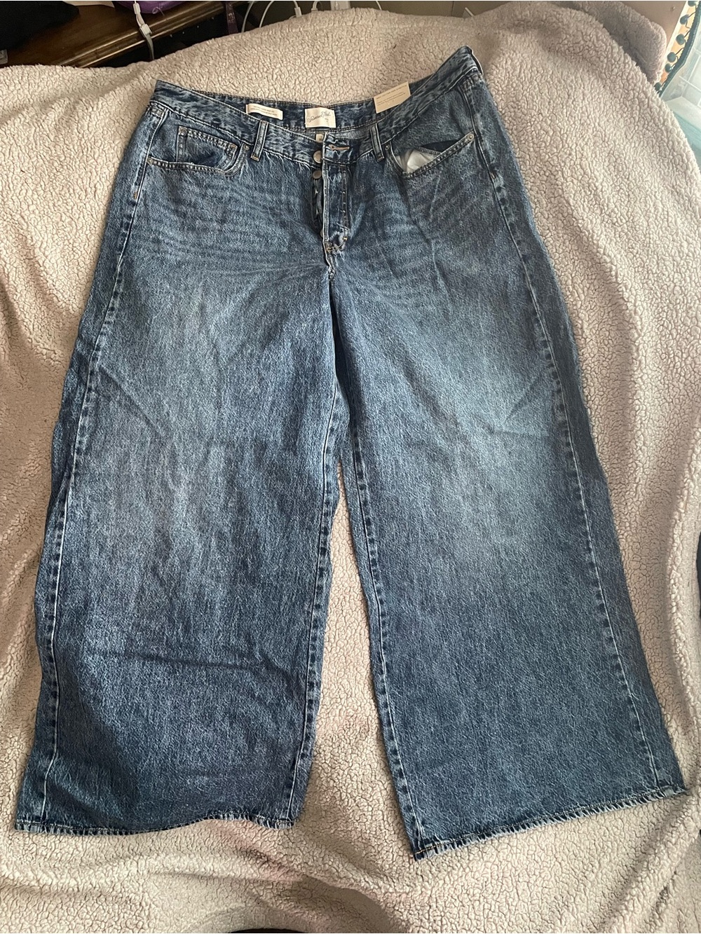 Universal Threads Super Wide-Leg Jeans in Medium Blue Wash